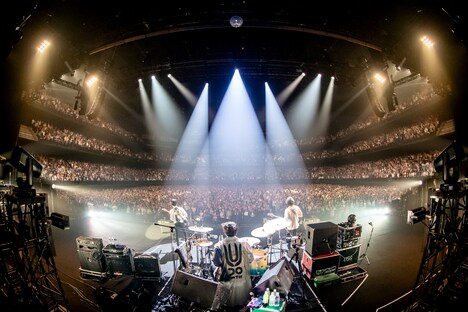 「UNISON SQUARE GARDEN TOUR 2024『20th BEST MACHINE』」ファイナル公演の様子。（Photo by Viola Kam［V'z Twinkle］）