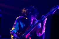 田淵智也（B）（Photo by Viola Kam［V'z Twinkle］）