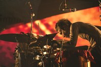 藤本夏樹（Dr）（撮影：鳥居洋介）