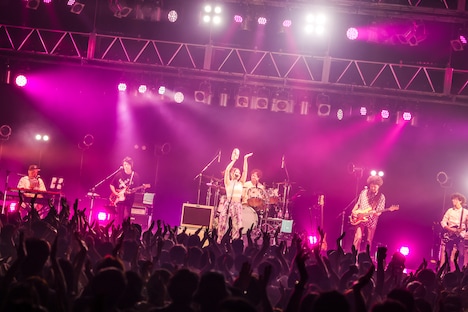 「15th Anniversary Abe Mao Zepp Live Tour 2024」の様子。（撮影：森好弘）