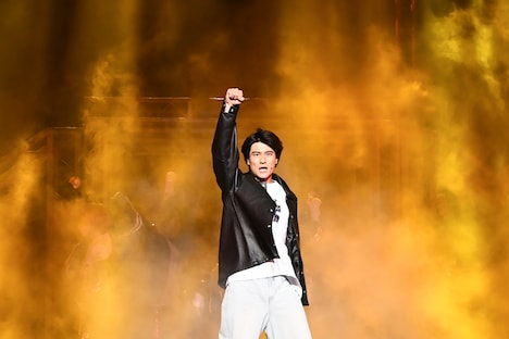 「DREAM BOYS」ゲネプロで拳を突き上げる森本慎太郎（SixTONES）。