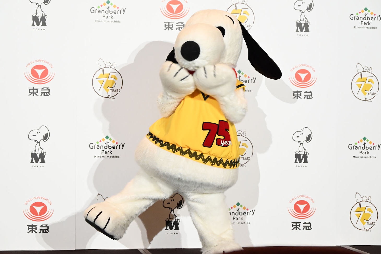 喜ぶスヌーピー。