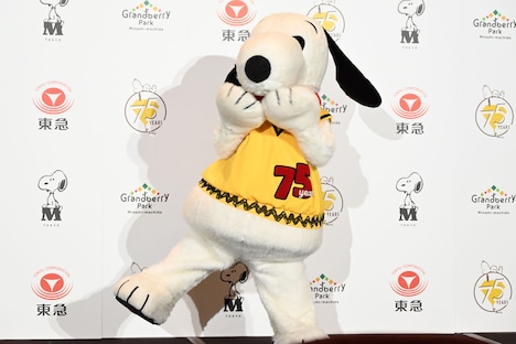 喜ぶスヌーピー。