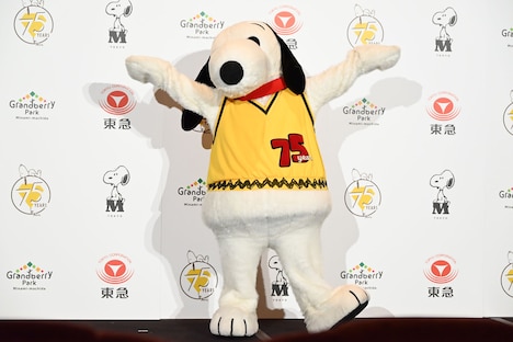 喜びを全身で表現するスヌーピー。