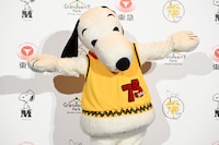 報道陣を歓迎するスヌーピー。