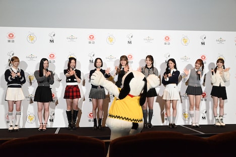 スヌーピーを見送るNiziU。