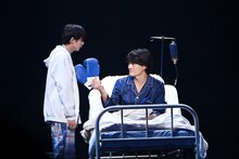 左から川崎皇輝（少年忍者）、森本慎太郎（SixTONES）。