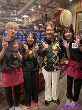 左から高松アロハ（超特急）、イワクラ（蛙亭）、大和田伸也、工藤美桜。