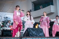 全員ピンクの衣装に喜ぶ星名美怜（左端）。