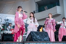 全員ピンクの衣装に喜ぶ星名美怜（左端）。