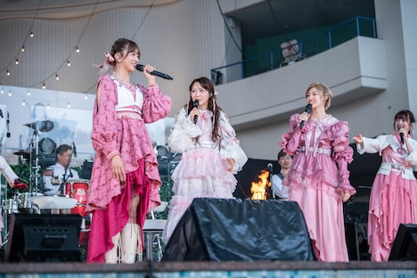 全員ピンクの衣装に喜ぶ星名美怜（左端）。