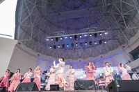 メンバーとバンドをバックに「パラシューター」を歌う安本彩花。