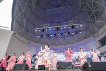 メンバーとバンドをバックに「パラシューター」を歌う安本彩花。