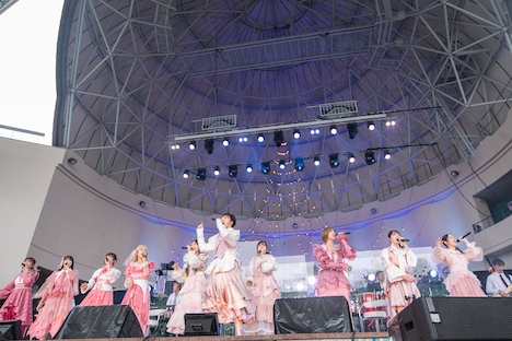 メンバーとバンドをバックに「パラシューター」を歌う安本彩花。