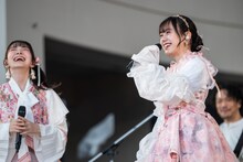 巻き舌ができるフレーズとして教わった「サッポロラーメン」を連呼する仲村悠菜（右）。