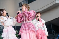 想定外の巻き舌に自分で驚く小林歌穂（中央）。