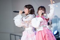 SMAP「KANSHAして」を歌う中山莉子（左）と真山りか（右）。