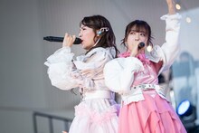 SMAP「KANSHAして」を歌う中山莉子（左）と真山りか（右）。
