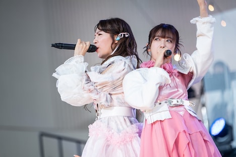 SMAP「KANSHAして」を歌う中山莉子（左）と真山りか（右）。