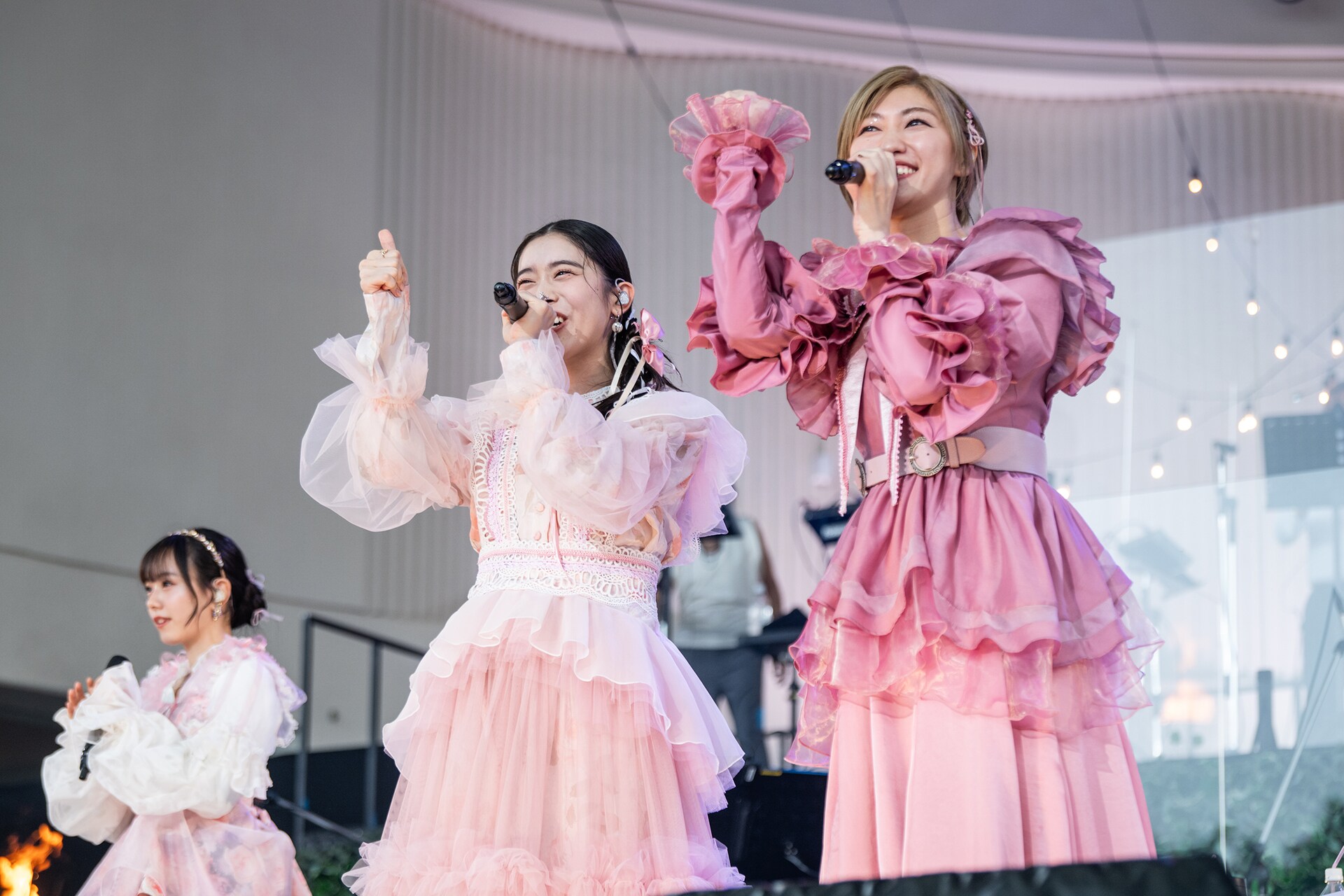 SMAP「KANSHAして」を歌う風見和香（左）と小林歌穂（右）。 [画像