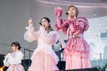 SMAP「KANSHAして」を歌う風見和香（左）と小林歌穂（右）。