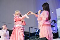 手でハートを作る桜木心菜（左）と小久保柚乃（右）。