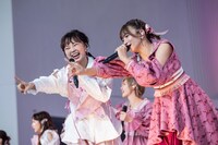 SMAP「KANSHAして」を歌う安本彩花（左）と星名美怜（右）。