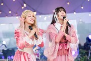 SMAP「KANSHAして」を歌う桜木心菜（左）と小久保柚乃（右）。