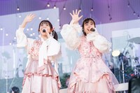 SMAP「KANSHAして」を歌う桜井えま（左）と仲村悠菜（右）。