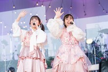 SMAP「KANSHAして」を歌う桜井えま（左）と仲村悠菜（右）。