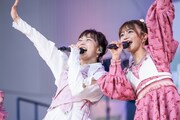 SMAP「KANSHAして」を歌う安本彩花（左）と星名美怜（右）。
