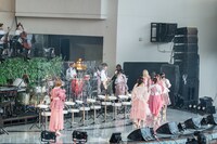 小林歌穂を置いて立ち去るえびちゅうメンバー。ここからソロコーナーへ。