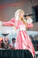 「悲しみの果て」を歌う“やさぐれピーチ姫”桜木心菜。