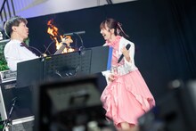 エアベースで盛り上がる真山りか（右）。