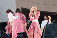 衣装にハチが侵入し、歌い終えたあとで慌てる桜木心菜。