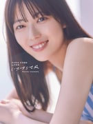 岩本蓮加（乃木坂46）の1st写真集「いたずらな風」通常版の表紙。（Photo by SAKAI DE JUN）
