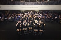 フロアをバックに記念撮影する棘-おどろ-とバンドメンバー。（撮影：牧野健人）