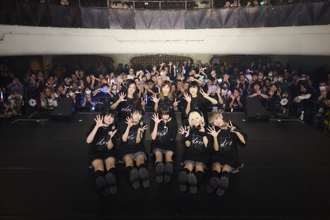 フロアをバックに記念撮影する棘-おどろ-とバンドメンバー。（撮影：牧野健人）