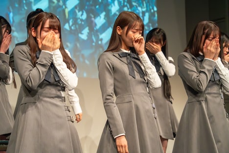 デビューが決定したことをサプライズで知らされ、涙を流すRain Treeのメンバー。