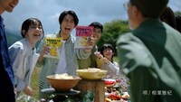 湖池屋のテレビCM「ファームパーティ」編より。