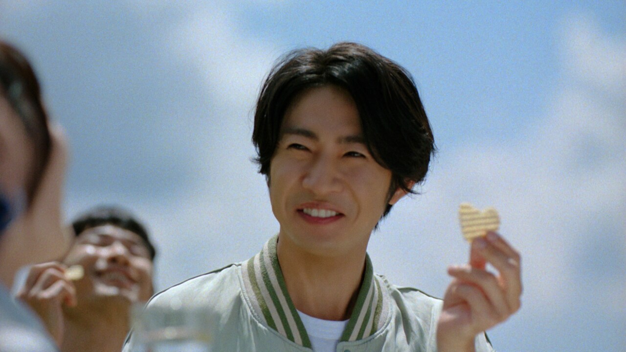 相葉雅紀が湖池屋ポテトチップスを堪能しCMソング歌唱「やっぱり歌はいいなと」