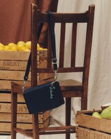 ロゴチャーム付きのショルダーバッグ。