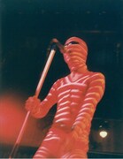 1981年頃、“ミミズ”の姿で歌うサンプラザ中野くん。