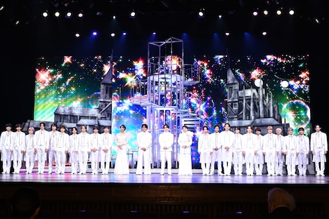 「DREAM BOYS」初日開幕記念会見の様子。