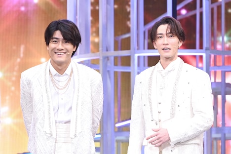 記者から「ドリボ2年目で演技に深みが出ている」と言われ、「お目が高い」と反応する渡辺翔太（右）、笑顔になる森本慎太郎（左）。