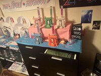 ドラマ「オクラ～迷宮入り事件捜査～」の劇中に登場した24emotionsのグッズ。