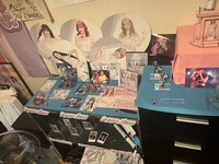 ドラマ「オクラ～迷宮入り事件捜査～」の劇中に登場した24emotionsのグッズ。