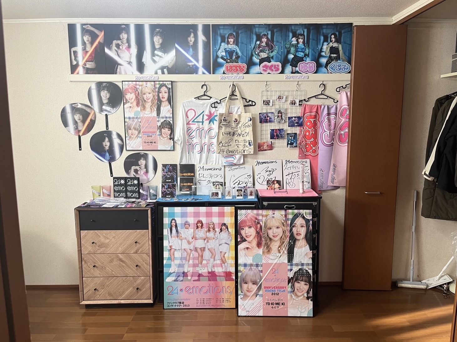 ドラマ「オクラ～迷宮入り事件捜査～」の劇中に登場した24emotionsのグッズ。
