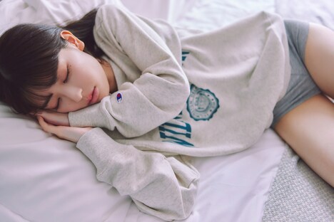 岩本蓮加（乃木坂46）の1st写真集「いたずらな風」より。（Photo by SAKAI DE JUN）