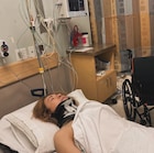 手術成功のYOSHIKI、車椅子から人の手を借りて立ち上がる